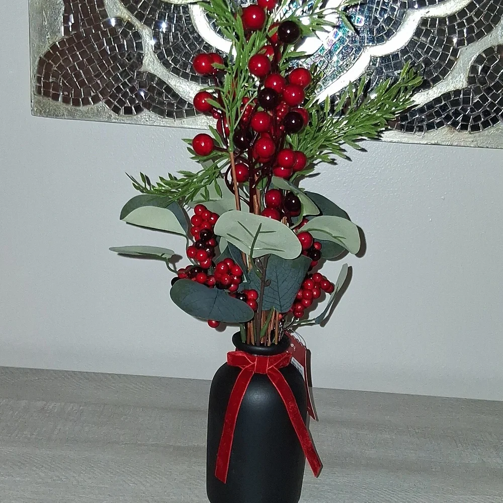 NWT Ashland Premade Red Berry & Greenery In Black Ceramic Vase!!